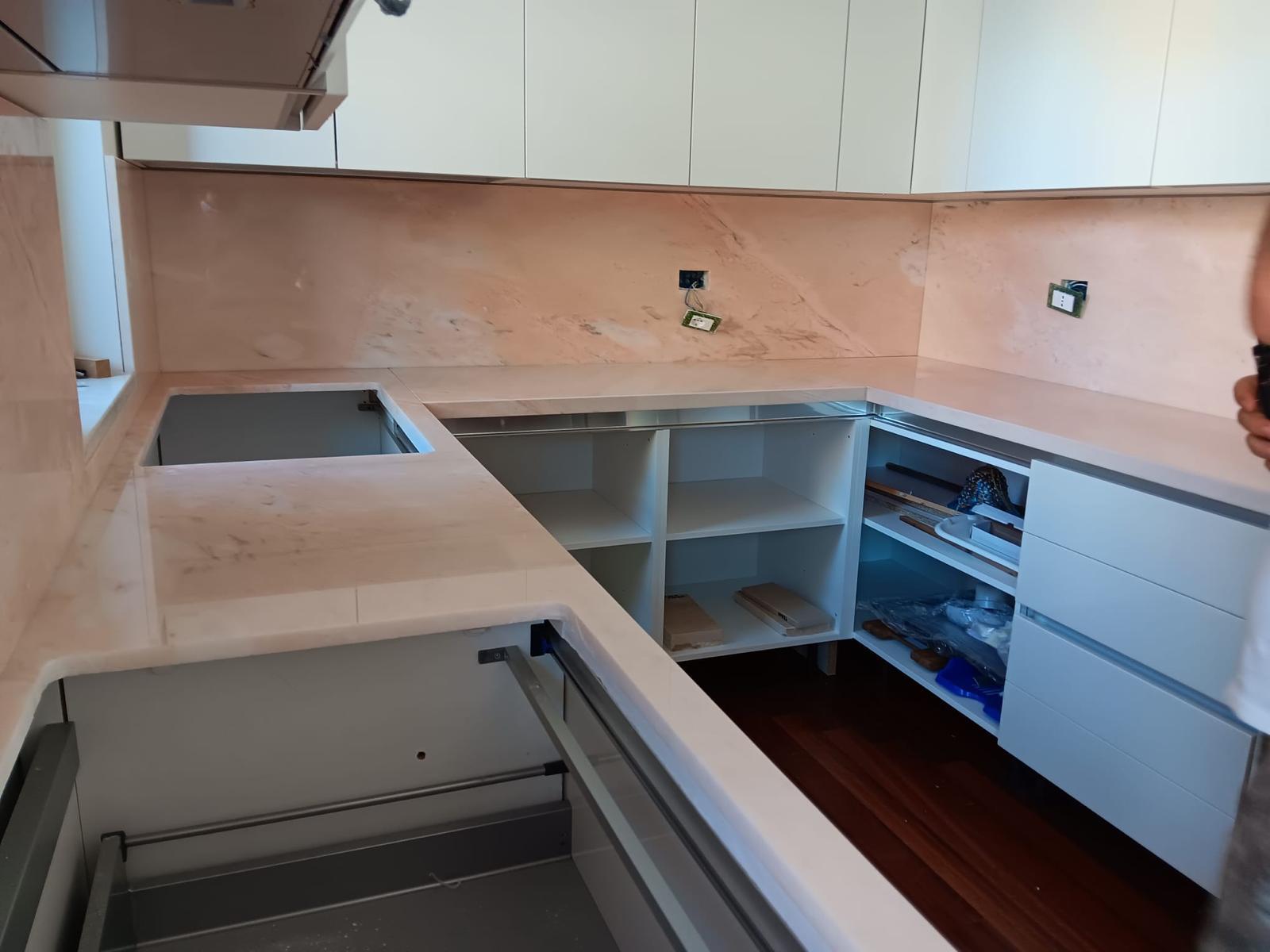 Top cucina in marmo Rosa Portogallo con penisola e paraschizzi - Teramo