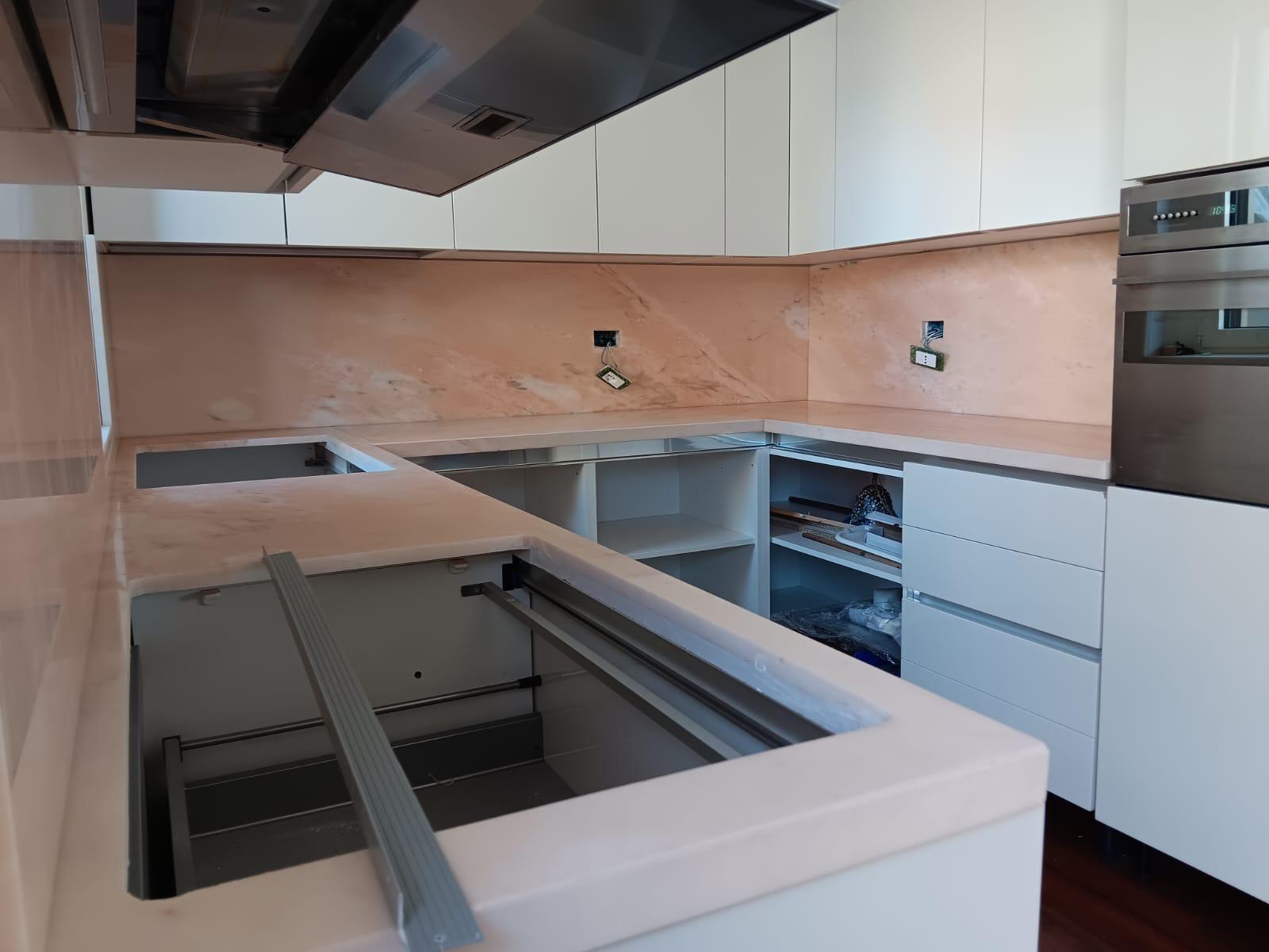 Cucina ad angolo con top e paraschizzi in marmo Rosa Portogallo - Teramo