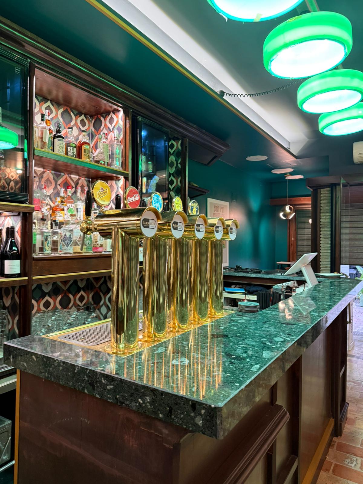 Bancone bar in marmo Verde Alpi con spillatrici dorate - Teramo