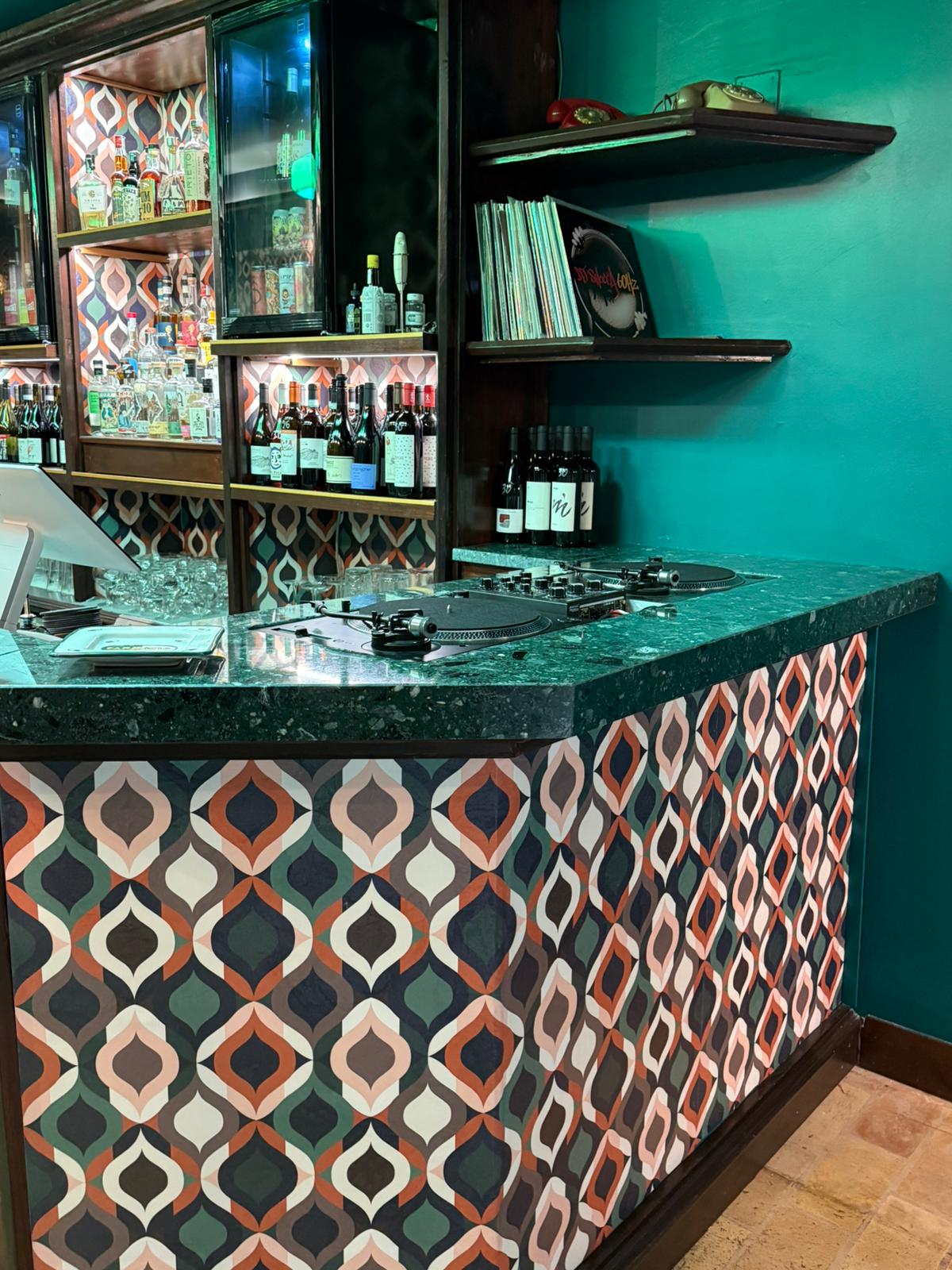 Bancone bar in Verde Alpi con consolle giradischi - Teramo