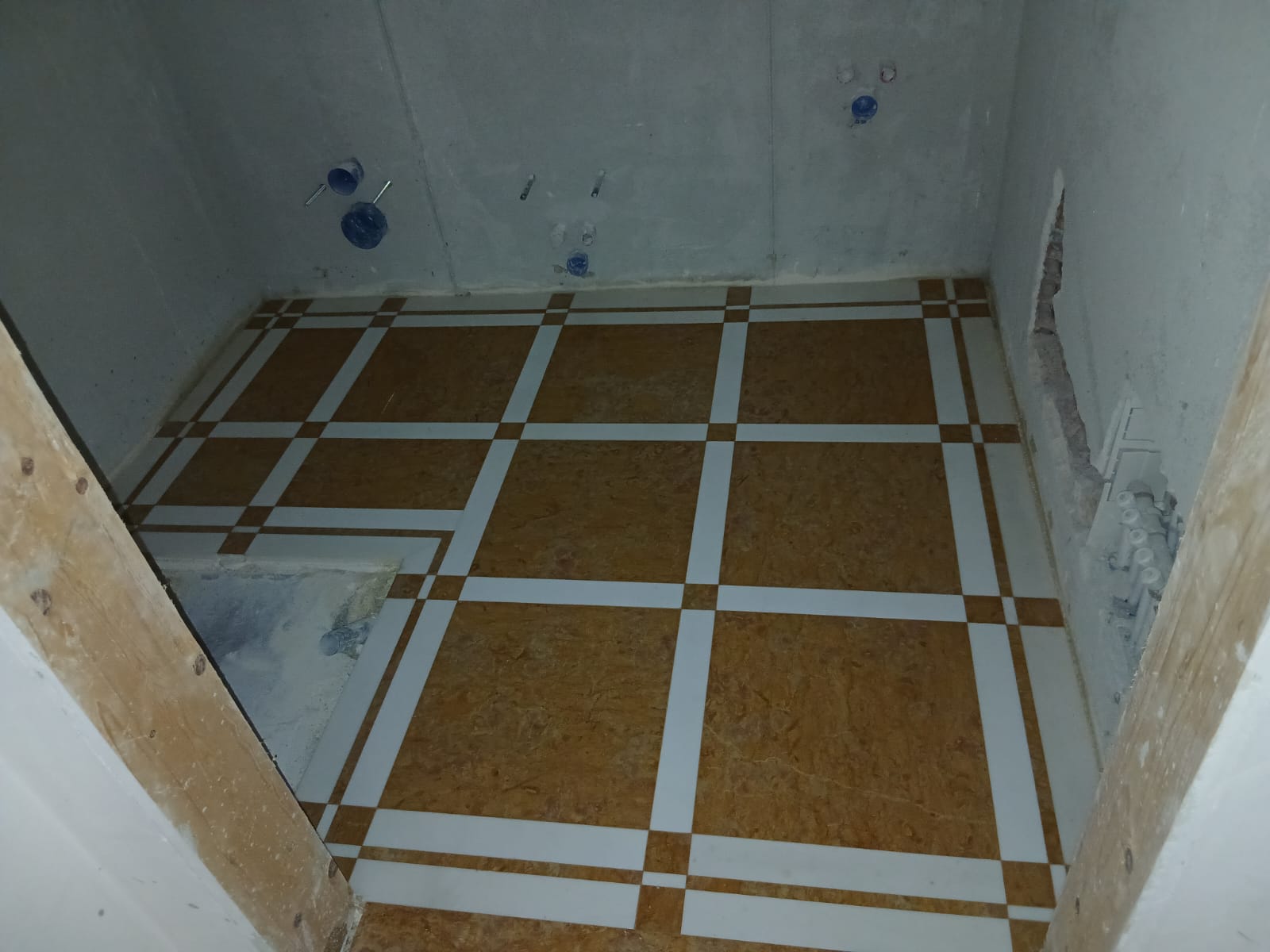 Bathroom floor in Giallo Reale with white border