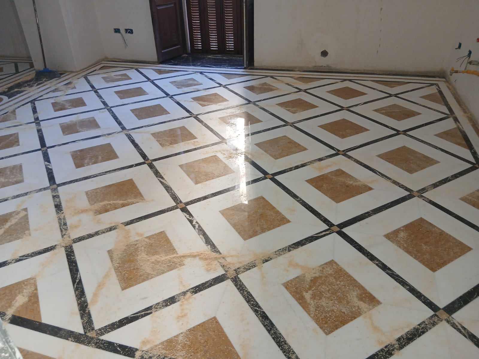 Geometric floor in white, yellow and black marble