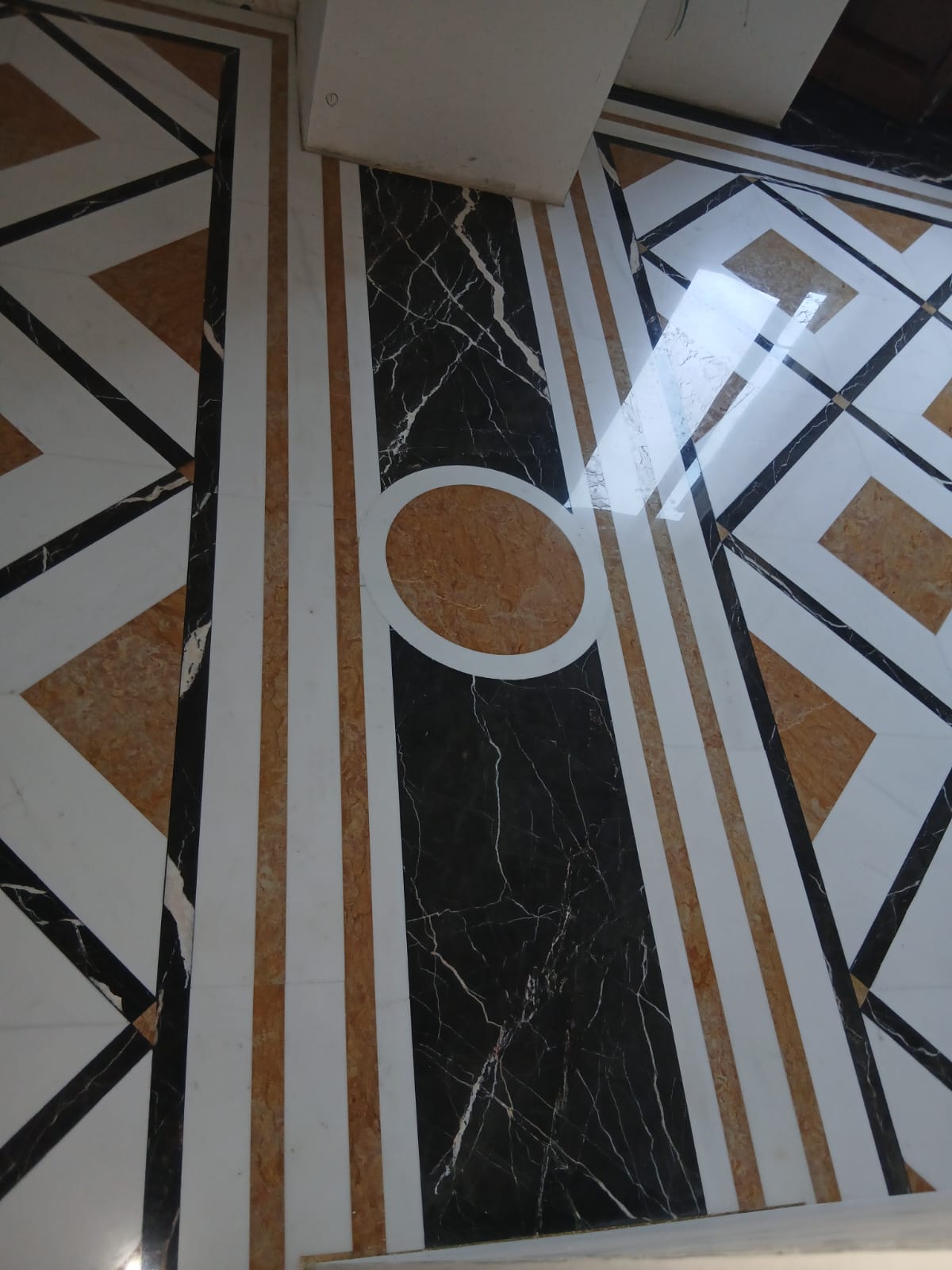 Floor inlay with Giallo Reale and Nero Marquina circle