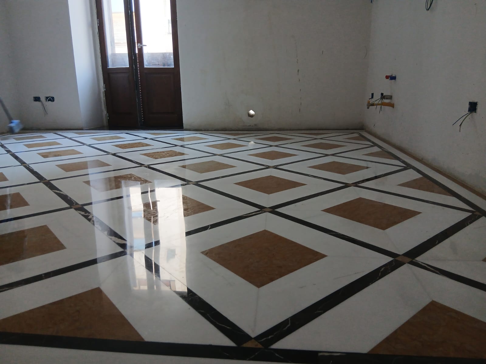 Rhombus floor in white, ochre and black marble