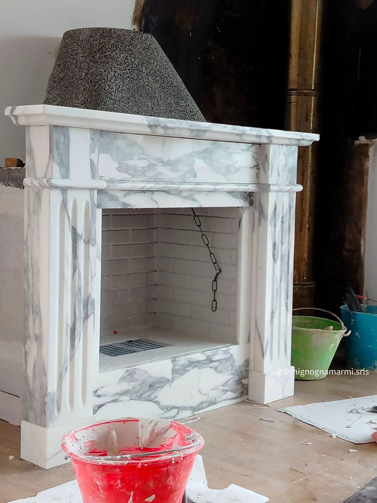Fireplace with fluted Arabescato columns